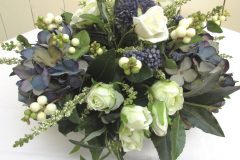 Centre de table Hortensias bleus Roses blanches H 20 cm Ø 20
