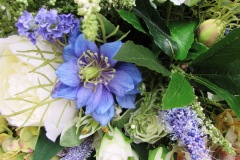 Détail grand bouquet Fleurs bleues et blanches